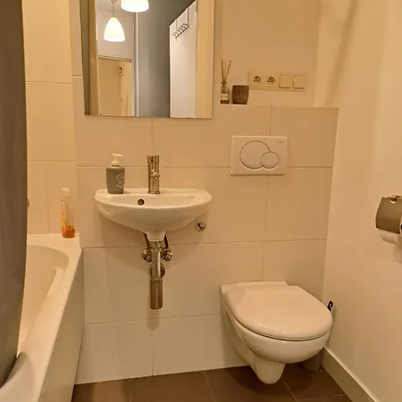 Bright And Cozy 34m Near Metro M2 And Tram *