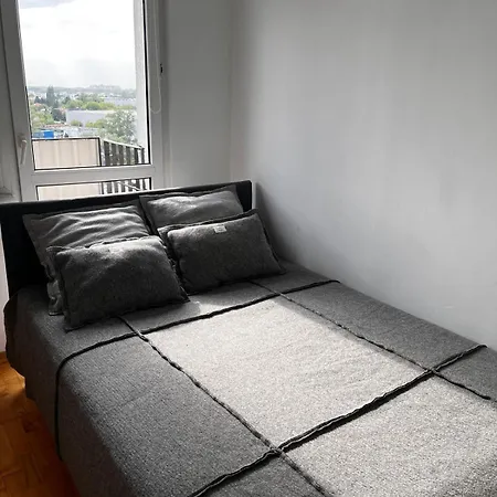 Bright And Cozy 34m Near Metro M2 And Tram דירה